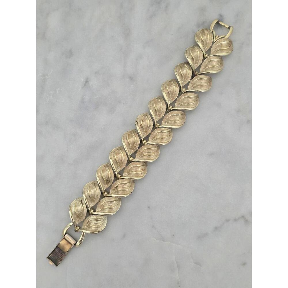 Coro Pegasus Gold Leaf Bracelet – Vintage 1950s Gold Tone Signed